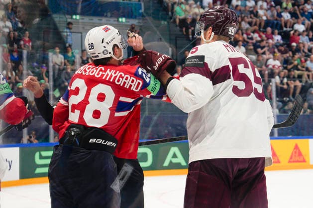 FRIBOURG, SWITZERLAND - MAY 28: Michael Brandsegg-nygard of Norway L) against Roberts Mamcics of Latvia R) during the 2026 IIHF Ice hockey, Eishockey World Championship, WM, Weltmeisterschaft Switzerland game between Norway and Latvia at BCF Arena on May 28, 2026 in Fribourg, Fribourg. Fribourg BCF Arena Fribourg Switzerland Copyright: xJustPictures.ch JarixPestelaccix jp-en-EuSpIm-JP6_JAR_Norway_Latvia_28May2026_00072