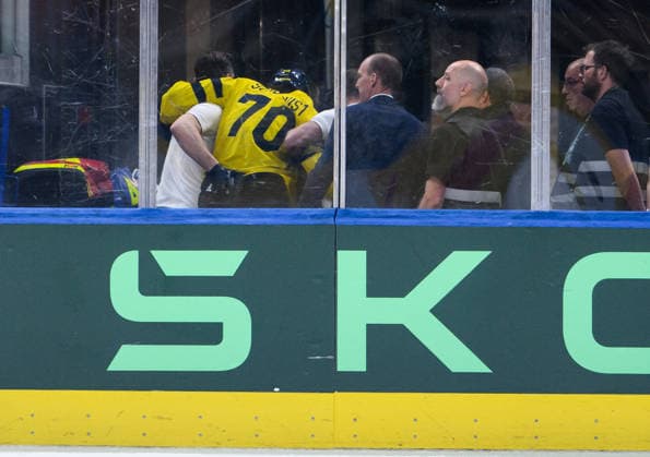 260528 Oscar Sundqvist of Sweden leaves the ice due to injury during the 2026 IIHF Ice hockey, Eishockey World Championship, WM, Weltmeisterschaft quarterfinal match between Switzerland and Sweden on May 28, 2026 in Zürich. Photo: Jesper Zerman BILDBYRAN kod JZ JZ0733 ishockey ice hockey ishockey-vm 2026 vm 2026 iihf world championship kvartsfinal quarterfinal quarterfinals switzerland schweiz sverige sweden bbeng skada Copyright: JESPERxZERMAN BB260528JZ138