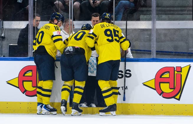 260528 Oscar Sundqvist of Sweden is injured and receives help of the ice from Jacob De La Rose and Simon Holmström during the 2026 IIHF Ice hockey, Eishockey World Championship, WM, Weltmeisterschaft quarterfinal match between Switzerland and Sweden on May 28, 2026 in Zürich. Photo: Jesper Zerman BILDBYRAN kod JZ JZ0733 ishockey ice hockey ishockey-vm 2026 vm 2026 iihf world championship kvartsfinal quarterfinal quarterfinals switzerland schweiz sverige sweden bbeng skada Copyright: JESPERxZERMAN BB260528JZ139