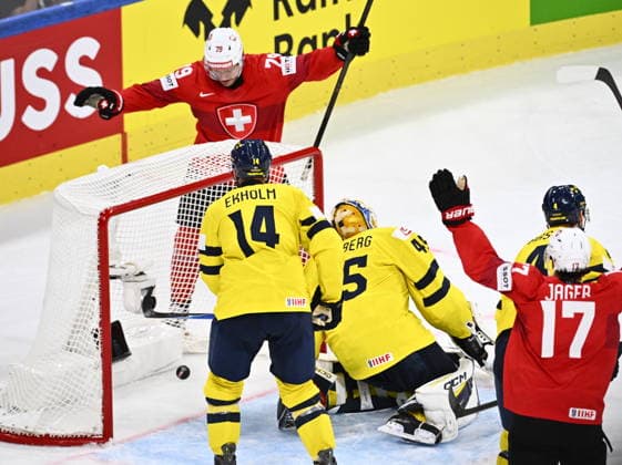 ZÜRICH, SCHWEIZ 20260528 Schweiz Calvin Thürkauf (bakom kassen, jublar efter 3-1 under torsdagens kvartsfinal i ishockey-VM mellan Schweiz och Sverige pa Swiss Life Arena i Zürich, Schweiz.
