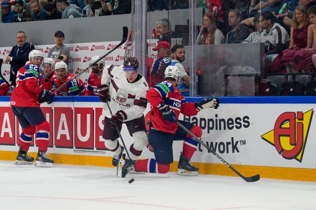 FRIBOURG, SWITZERLAND - MAY 28: Alberts Smits of Latvia 2nd L) against Jacob Berglund of Norway R) during the 2026 IIHF Ice hockey, Eishockey World Championship, WM, Weltmeisterschaft Switzerland game between Norway and Latvia at BCF Arena on May 28, 2026 in Fribourg, Fribourg. Fribourg BCF Arena Fribourg Switzerland Copyright: xJustPictures.ch JarixPestelaccix jp-en-EuSpIm-JP6_JAR_Norway_Latvia_28May2026_00085