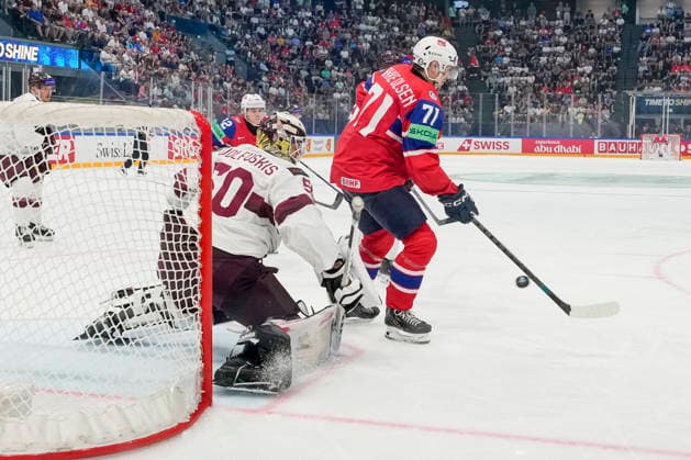 FRIBOURG, SWITZERLAND - MAY 28: Eskild BAKKE Olsen of Norway R) try a deflection in front of goalkeeper Kristers Gudlevskis of Latvia during the 2026 IIHF Ice hockey, Eishockey World Championship, WM, Weltmeisterschaft Switzerland game between Norway and Latvia at BCF Arena on May 28, 2026 in Fribourg, Fribourg. Fribourg BCF Arena Fribourg Switzerland Copyright: xJustPictures.ch JarixPestelaccix jp-en-EuSpIm-JP6_JAR_Norway_Latvia_28May2026_00100
