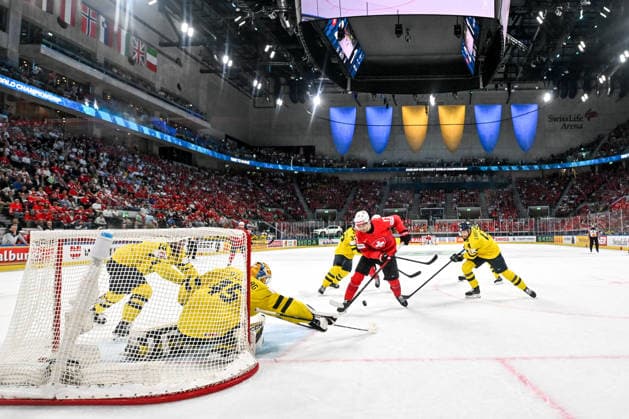 ZURICH, SWITZERLAND - MAY 28: Calvin Thurkauf of Switzerland tries to score against goalkeeper Magnus Hellberg of Sweden during the 2026 IIHF Ice hockey, Eishockey World Championship, WM, Weltmeisterschaft Switzerland game between Switzerland and Sweden at Swiss Life Arena on May 28, 2026 in Zurich, Zurich. Zurich Swiss Life Arena Zurich Switzerland Copyright: xJustPictures.ch AndreaxBrancax jp-en-EuSpIm-JP7_ANB_FinCze_28052026_5928