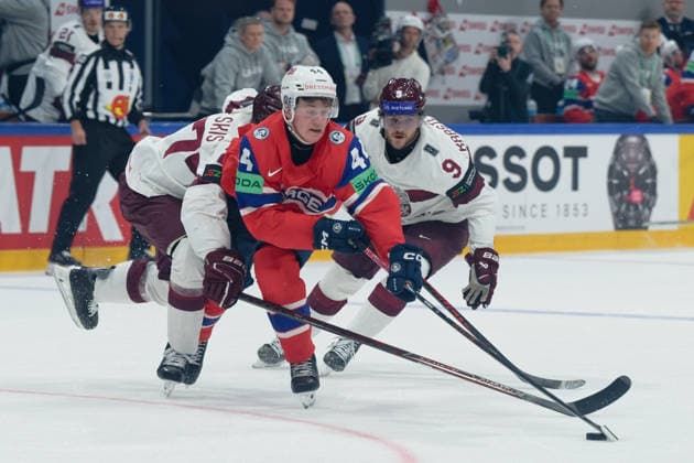 Fribourg, Switzerland - May 28 : Tinus Luc Koblar of Norway Renars Krastenbergs of Latvia Oskars Cibulskis of Latvia battle for the puck (duel) during the 2026 IIHF Ice hockey, Eishockey World Championship, WM, Weltmeisterschaft Switzerland Quarter Final match between Norway and Latvia at BCF Arena on May 28 , 2026 in Fribourg, Switzerland.  Copyright: xGiuseppexVelletrix Sportspressphoto_SPR156376