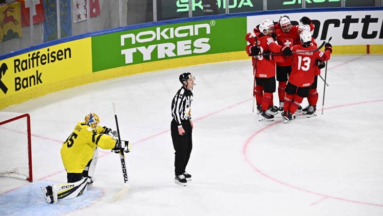 ZÜRICH, SWITZERLAND 20260528 Switzerland s Calvin Thürkauf (behind the goal, celebrates after winning 3-1 during Thursday s quarterfinal match of the Ice hockey, Eishockey World Championship, WM, Weltmeisterschaft between Switzerland and Sweden at the Swiss Life Arena in Zurich, Switzerland.