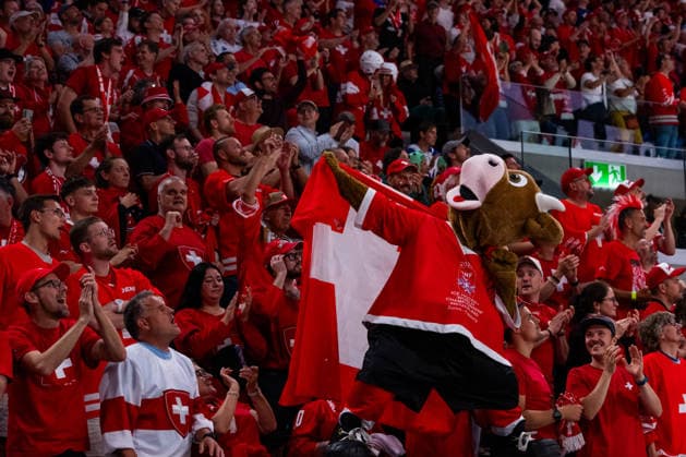 ZURICH, SWITZERLAND - MAY 28: Cooly the Mascot celebrating the 2:1 goal of Denis Malgin (Switzerland, 62) together with fans during the Quarter Finals - Match 59 between Switzerland and Sweden at the IIHF Ice hockey, Eishockey World Championship, WM, Weltmeisterschaft 2026, Swiss Life Arena on May 28, 2026 in Zurich, Switzerland. Zurich Switzerland Copyright: xTimoxSteinx