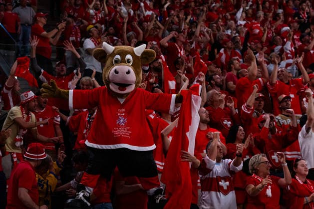 ZURICH, SWITZERLAND - MAY 28: Cooly the Mascot celebrating the 2:1 goal of Denis Malgin (Switzerland, 62) together with fans during the Quarter Finals - Match 59 between Switzerland and Sweden at the IIHF Ice hockey, Eishockey World Championship, WM, Weltmeisterschaft 2026, Swiss Life Arena on May 28, 2026 in Zurich, Switzerland. Zurich Switzerland Copyright: xTimoxSteinx