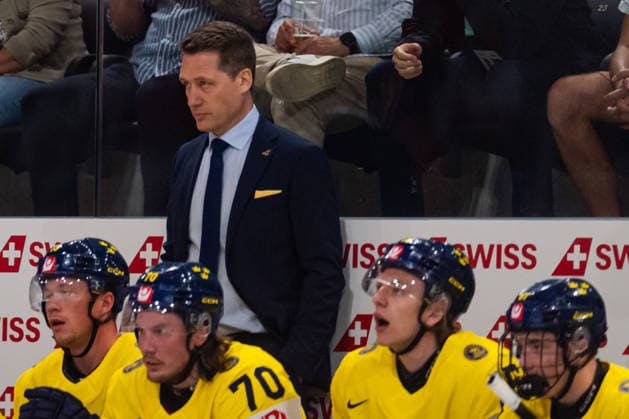 ZURICH, SWITZERLAND - MAY 28: Sam Hallam (Sweden, Head-Coach) on the bench after the 2:1 goal for Switzerland during the Quarter Finals - Match 59 between Switzerland and Sweden at the IIHF Ice hockey, Eishockey World Championship, WM, Weltmeisterschaft 2026, Swiss Life Arena on May 28, 2026 in Zurich, Switzerland. Zurich Switzerland Copyright: xTimoxSteinx