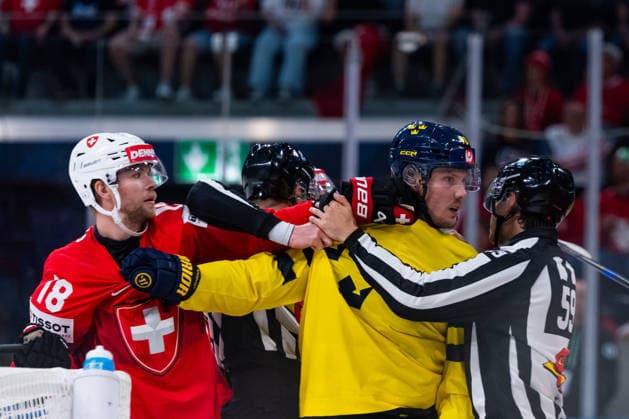 ZURICH, SWITZERLAND - MAY 28: Roughing between Sven Jung (Switzerland, 18) and Oskar Sundqvist (Sweden, 70) during the Quarter Finals - Match 59 between Switzerland and Sweden at the IIHF Ice hockey, Eishockey World Championship, WM, Weltmeisterschaft 2026, Swiss Life Arena on May 28, 2026 in Zurich, Switzerland. Zurich Switzerland Copyright: xTimoxSteinx