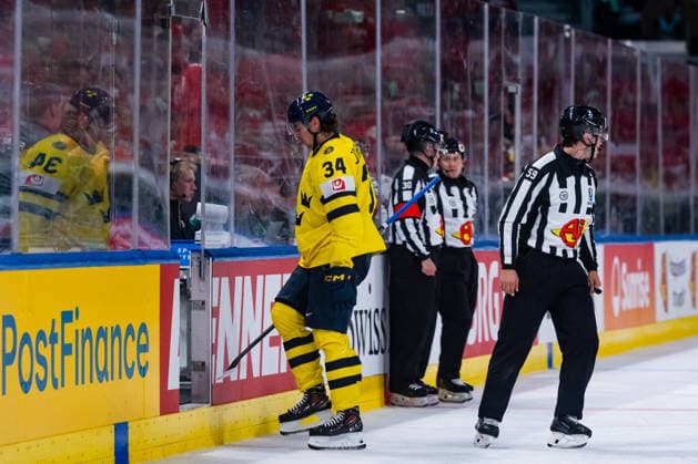 ZURICH, SWITZERLAND - MAY 28: Albert Johansson (Sweden, 34) receives a penalty for roughing during the Quarter Finals - Match 59 between Switzerland and Sweden at the IIHF Ice hockey, Eishockey World Championship, WM, Weltmeisterschaft 2026, Swiss Life Arena on May 28, 2026 in Zurich, Switzerland. Zurich Switzerland Copyright: xTimoxSteinx