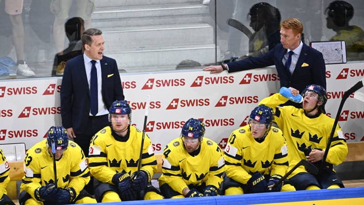 ZÜRICH, SCHWEIZ 20260528 Sam Hallam manar pa spelarna under torsdagens kvartsfinal i ishockey-VM mellan Schweiz och Sverige pa Swiss Life Arena i Zürich, Schweiz.