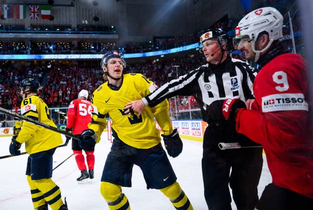260528 Jack Berglund of Sweden and Damien Riat of Switzerland during the 2026 IIHF Ice hockey, Eishockey World Championship, WM, Weltmeisterschaft quarterfinal match between Switzerland and Sweden on May 28, 2026 in Zürich. Photo: Jesper Zerman BILDBYRAN kod JZ JZ0733 ishockey ice hockey ishockey-vm 2026 vm 2026 iihf world championship kvartsfinal quarterfinal quarterfinals switzerland schweiz sverige sweden bbeng Copyright: JESPERxZERMAN BB260528JZ142