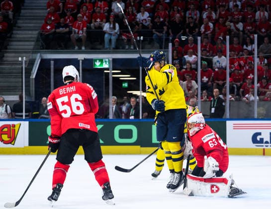 260528 Jack Berglund of Sweden and goaltender Leonardo Genoni of Switzerland during the 2026 IIHF Ice hockey, Eishockey World Championship, WM, Weltmeisterschaft quarterfinal match between Switzerland and Sweden on May 28, 2026 in Zürich. Photo: Jesper Zerman BILDBYRAN kod JZ JZ0733 ishockey ice hockey ishockey-vm 2026 vm 2026 iihf world championship kvartsfinal quarterfinal quarterfinals switzerland schweiz sverige sweden bbeng Copyright: JESPERxZERMAN BB260528JZ143