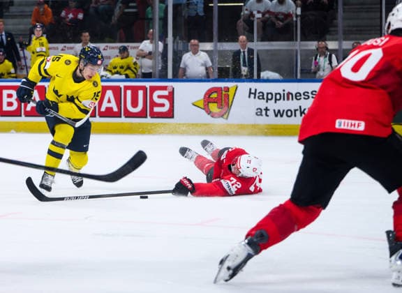 260528 Jack Berglund of Sweden and Dominik Egli of Switzerland during the 2026 IIHF Ice hockey, Eishockey World Championship, WM, Weltmeisterschaft quarterfinal match between Switzerland and Sweden on May 28, 2026 in Zürich. Photo: Jesper Zerman BILDBYRAN kod JZ JZ0733 ishockey ice hockey ishockey-vm 2026 vm 2026 iihf world championship kvartsfinal quarterfinal quarterfinals switzerland schweiz sverige sweden bbeng Copyright: JESPERxZERMAN BB260528JZ144