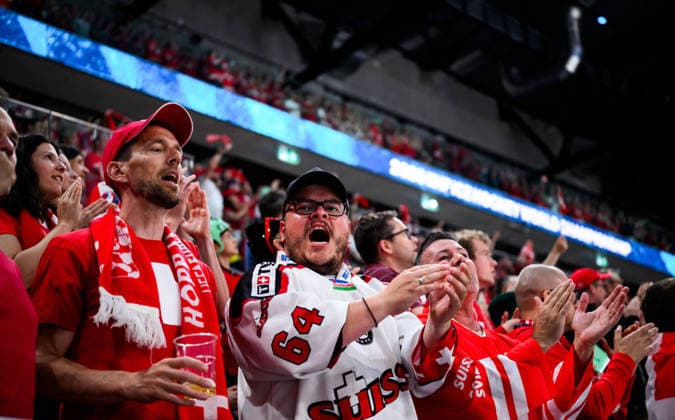 260528 Fans of Switzerland during the 2026 IIHF Ice hockey, Eishockey World Championship, WM, Weltmeisterschaft quarterfinal match between Switzerland and Sweden on May 28, 2026 in Zürich. Photo: Jesper Zerman BILDBYRAN kod JZ JZ0733 ishockey ice hockey ishockey-vm 2026 vm 2026 iihf world championship kvartsfinal quarterfinal quarterfinals switzerland schweiz sverige sweden bbeng publik Copyright: JESPERxZERMAN BB260528JZ145