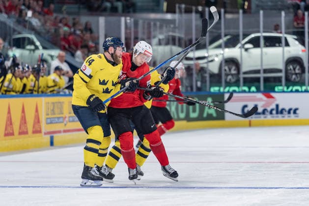 28 05 2026, Zurich, Swiss Life Arena, Ice hockey, Eishockey World Championships: Switzerland - Sweden, 8 Simon Knak (Switzerland), 14 Mattias Ekholm (Sweden) Zurich Swiss Life Arena Zurich Switzerland Copyright: xJustPictures.ch StefanxEmchx jp-de-StEm-DSC0066120260528
