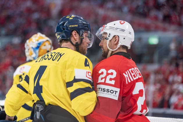 28 05 2026, Zurich, Swiss Life Arena, Ice hockey, Eishockey World Championships: Switzerland - Sweden, 4 Jacob Larsson (Sweden), 22 Nino Niederreiter (Switzerland) Zurich Swiss Life Arena Zurich Switzerland Copyright: xJustPictures.ch StefanxEmchx jp-de-StEm-DSC0123620260528