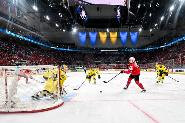ZURICH, SWITZERLAND - MAY 28: Calvin Thurkauf of Switzerland R) tries to score against goalkeeper Magnus Hellberg of Sweden during the 2026 IIHF Ice hockey, Eishockey World Championship, WM, Weltmeisterschaft Switzerland game between Switzerland and Sweden at Swiss Life Arena on May 28, 2026 in Zurich, Zurich. Zurich Swiss Life Arena Zurich Switzerland Copyright: xJustPictures.ch AndreaxBrancax jp-en-EuSpIm-JP7_ANB_FinCze_28052026_5416