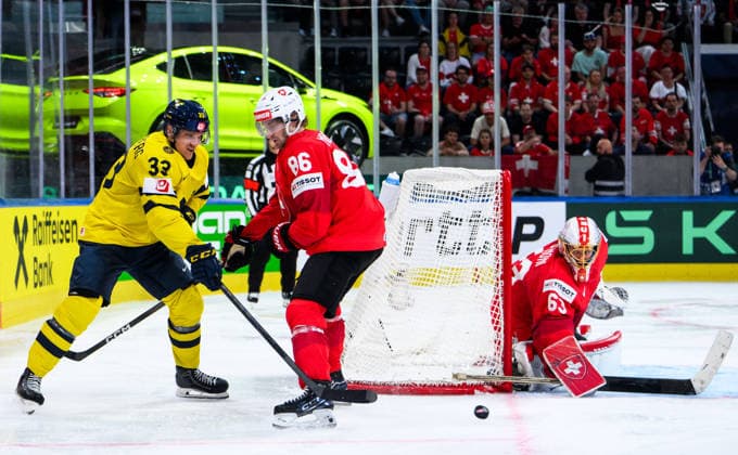260528 Jakob Silfverberg of Sweden competes with Janis Moser and goaltender Leonardo Genoni of Switzerland during the 2026 IIHF Ice hockey, Eishockey World Championship, WM, Weltmeisterschaft quarterfinal match between Switzerland and Sweden on May 28, 2026 in Zürich. Photo: Jesper Zerman BILDBYRAN kod JZ JZ0733 ishockey ice hockey ishockey-vm 2026 vm 2026 iihf world championship kvartsfinal quarterfinal quarterfinals switzerland schweiz sverige sweden bbeng Copyright: JESPERxZERMAN BB260528JZ147