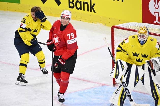 ZÜRICH, SCHWEIZ 20260528 Sveriges Erik Brännström blir av med hjälmen, Schweiz Calvin Thürkauf och Sveriges malvakt Magnus Hellberg under torsdagens kvartsfinal i ishockey-VM mellan Schweiz och Sverige pa Swiss Life Arena i Zürich, Schweiz.