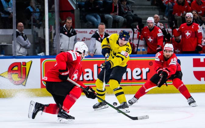 260528 Carl Grundström of Sweden and Timo Meier of Switzerland during the 2026 IIHF Ice hockey, Eishockey World Championship, WM, Weltmeisterschaft quarterfinal match between Switzerland and Sweden on May 28, 2026 in Zürich. Photo: Jesper Zerman BILDBYRAN kod JZ JZ0733 ishockey ice hockey ishockey-vm 2026 vm 2026 iihf world championship kvartsfinal quarterfinal quarterfinals switzerland schweiz sverige sweden bbeng Copyright: JESPERxZERMAN BB260528JZ154