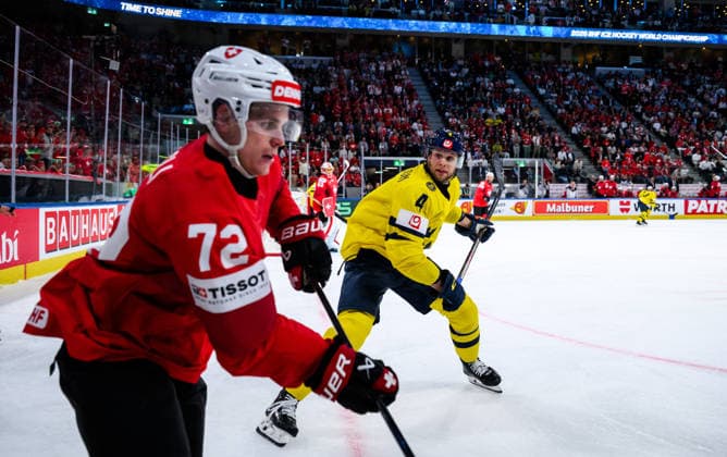 260528 Dominik Egli of Switzerland and Jacob Larsson of Sweden during the 2026 IIHF Ice hockey, Eishockey World Championship, WM, Weltmeisterschaft quarterfinal match between Switzerland and Sweden on May 28, 2026 in Zürich. Photo: Jesper Zerman BILDBYRAN kod JZ JZ0733 ishockey ice hockey ishockey-vm 2026 vm 2026 iihf world championship kvartsfinal quarterfinal quarterfinals switzerland schweiz sverige sweden bbeng Copyright: JESPERxZERMAN BB260528JZ157