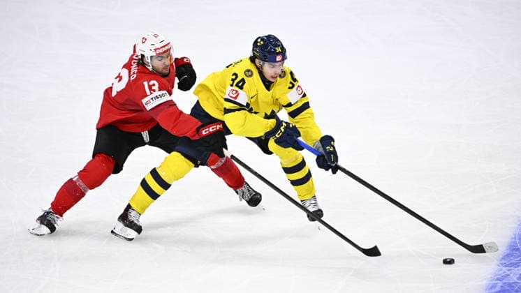 ZÜRICH, SCHWEIZ 20260528 Schweiz Nico Hischier och Sveriges Albert Johansson under torsdagens kvartsfinal i ishockey-VM mellan Schweiz och Sverige pa Swiss Life Arena i Zürich, Schweiz.