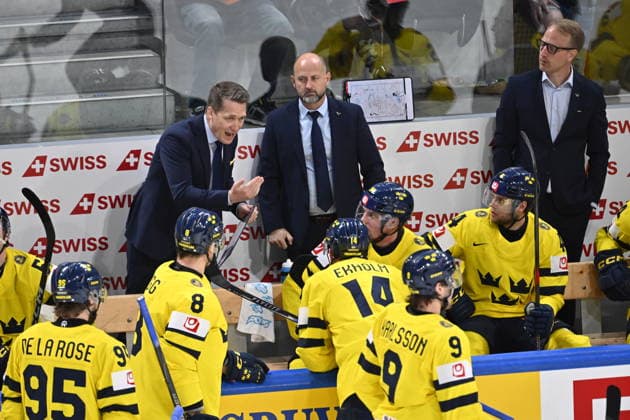 ZÜRICH, SWITZERLAND 20260528 Sam Hallam urges the players during Thursday s quarterfinal match of the Ice hockey, Eishockey World Championship, WM, Weltmeisterschaft between Switzerland and Sweden at the Swiss Life Arena in Zurich, Switzerland.