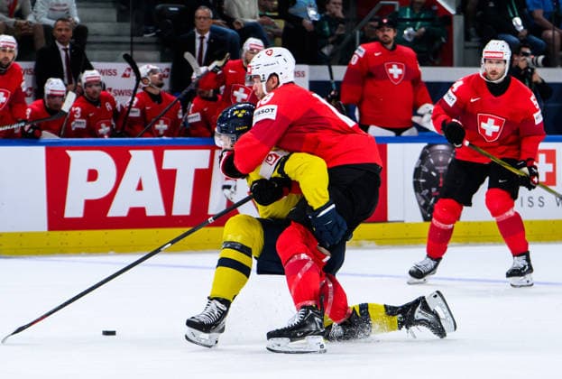 260528 Jack Berglund of Sweden and Sven Jung of Switzerland during the 2026 IIHF Ice hockey, Eishockey World Championship, WM, Weltmeisterschaft quarterfinal match between Switzerland and Sweden on May 28, 2026 in Zürich. Photo: Jesper Zerman BILDBYRAN kod JZ JZ0733 ishockey ice hockey ishockey-vm 2026 vm 2026 iihf world championship kvartsfinal quarterfinal quarterfinals switzerland schweiz sverige sweden bbeng Copyright: JESPERxZERMAN BB260528JZ158