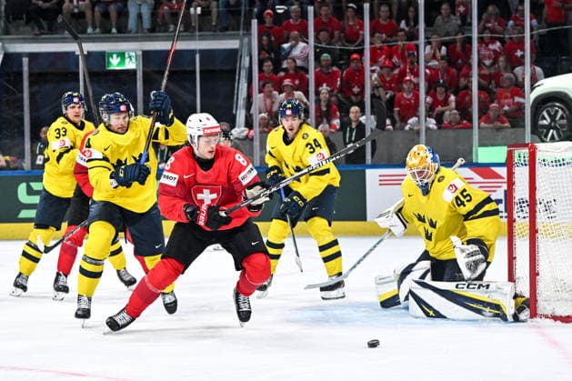 ZURICH, SWITZERLAND - MAY 28: Simon Knak of Switzerland in action in front of goalkeeper Magnus Hellberg of Sweden during the 2026 IIHF Ice hockey, Eishockey World Championship, WM, Weltmeisterschaft Switzerland game between Switzerland and Sweden at Swiss Life Arena on May 28, 2026 in Zurich, Zurich. Zurich Swiss Life Arena Zurich Switzerland *** ZURICH, SWITZERLAND MAY 28 Simon Knak of Switzerland in action in front of goalkeeper Magnus Hellberg of Sweden during the 2026 IIHF Ice Hockey World Championship Switzerland game between Switzerland and Sweden at Swiss Life Arena on May 28, 2026 in Zurich, Zurich Zurich Swiss Life Arena Zurich Switzerland Switzerland Copyright: xJustPictures.ch AndreaxBrancax jp-en-EuSpIm-JP7_ANB_FinCze_28052026_2982