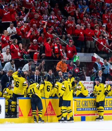 260528 Head coach Sam Hallam of Sweden talks to players during the 2026 IIHF Ice hockey, Eishockey World Championship, WM, Weltmeisterschaft quarterfinal match between Switzerland and Sweden on May 28, 2026 in Zürich. Photo: Jesper Zerman BILDBYRAN kod JZ JZ0733 ishockey ice hockey ishockey-vm 2026 vm 2026 iihf world championship kvartsfinal quarterfinal quarterfinals switzerland schweiz sverige sweden bbeng Copyright: JESPERxZERMAN BB260528JZ160