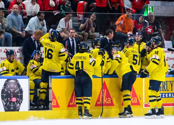 260528 Head coach Sam Hallam of Sweden talks to players during the 2026 IIHF Ice hockey, Eishockey World Championship, WM, Weltmeisterschaft quarterfinal match between Switzerland and Sweden on May 28, 2026 in Zürich. Photo: Jesper Zerman BILDBYRAN kod JZ JZ0733 ishockey ice hockey ishockey-vm 2026 vm 2026 iihf world championship kvartsfinal quarterfinal quarterfinals switzerland schweiz sverige sweden bbeng Copyright: JESPERxZERMAN BB260528JZ161