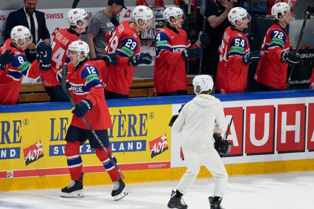 Fribourg, Switzerland - May 28 : Noah Steen of Norway celebrates after scoring his team s second goal with teammates during the 2026 IIHF Ice hockey, Eishockey World Championship, WM, Weltmeisterschaft Switzerland Quarter Final match between Norway and Latvia at BCF Arena on May 28 , 2026 in Fribourg, Switzerland.  Copyright: xGiuseppexVelletrix Sportspressphoto_SPR156403