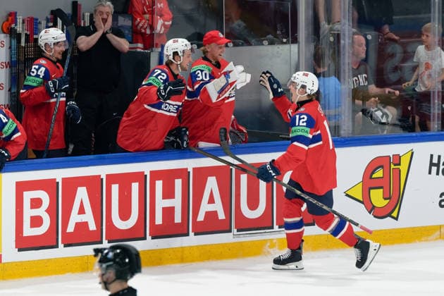 Fribourg, Switzerland - May 28 : Noah Steen of Norway celebrates after scoring his team s second goal with teammates during the 2026 IIHF Ice hockey, Eishockey World Championship, WM, Weltmeisterschaft Switzerland Quarter Final match between Norway and Latvia at BCF Arena on May 28 , 2026 in Fribourg, Switzerland.  Copyright: xGiuseppexVelletrix Sportspressphoto_SPR156405