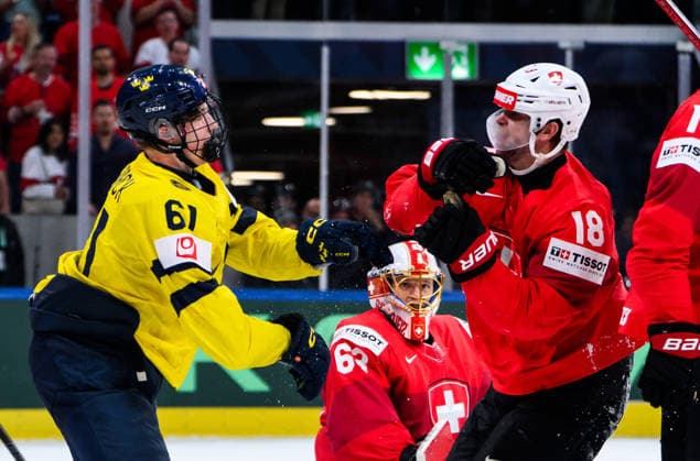 260528 Viggo Björck of Sweden and Sven Jung of Switzerland during the 2026 IIHF Ice hockey, Eishockey World Championship, WM, Weltmeisterschaft quarterfinal match between Switzerland and Sweden on May 28, 2026 in Zürich. Photo: Jesper Zerman BILDBYRAN kod JZ JZ0733 ishockey ice hockey ishockey-vm 2026 vm 2026 iihf world championship kvartsfinal quarterfinal quarterfinals switzerland schweiz sverige sweden bbeng Copyright: JESPERxZERMAN BB260528JZ165