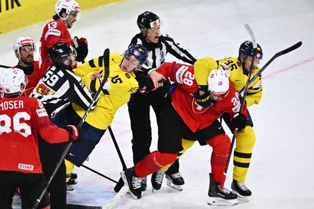 ZÜRICH, SCHWEIZ 20260528 Brak mellan spelarna i de hetsiga slutminuterna av torsdagens kvartsfinal i ishockey-VM mellan Schweiz och Sverige pa Swiss Life Arena i Zürich, Schweiz.