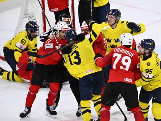 ZÜRICH, SWITZERLAND 20260528 A brawl between players in the heated final minutes of Thursday s quarterfinal match in the Ice hockey, Eishockey World Championship, WM, Weltmeisterschaft between Switzerland and Sweden at the Swiss Life Arena in Zurich, Switzerland.