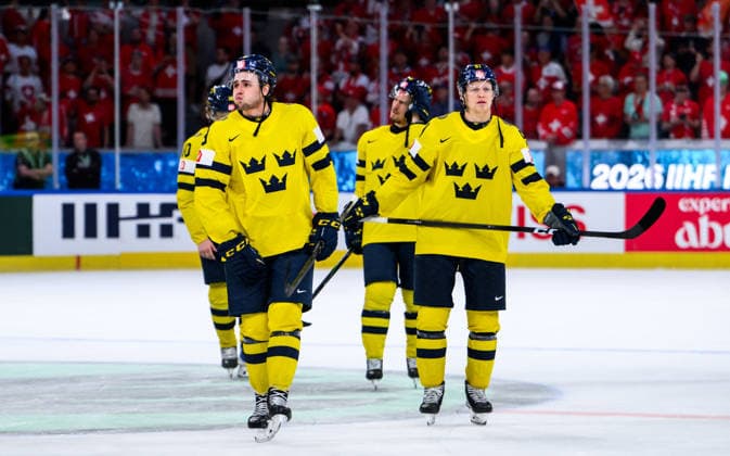 260528 Linus Karlsson and Emil Heineman of Sweden look dejected after the 2026 IIHF Ice hockey, Eishockey World Championship, WM, Weltmeisterschaft quarterfinal match between Switzerland and Sweden on May 28, 2026 in Zürich. Photo: Jesper Zerman BILDBYRAN kod JZ JZ0733 ishockey ice hockey ishockey-vm 2026 vm 2026 iihf world championship kvartsfinal quarterfinal quarterfinals switzerland schweiz sverige sweden bbeng depp Copyright: JESPERxZERMAN BB260528JZ179