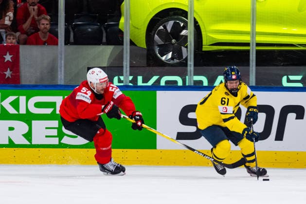 ZURICH, SWITZERLAND - MAY 28: Christian Marti (Switzerland, 54) in the battle for the puck with Viggo Bjorck (Sweden, 61) during the Quarter Finals - Match 59 between Switzerland and Sweden at the IIHF Ice hockey, Eishockey World Championship, WM, Weltmeisterschaft 2026, Swiss Life Arena on May 28, 2026 in Zurich, Switzerland. Zurich Switzerland Copyright: xTimoxSteinx