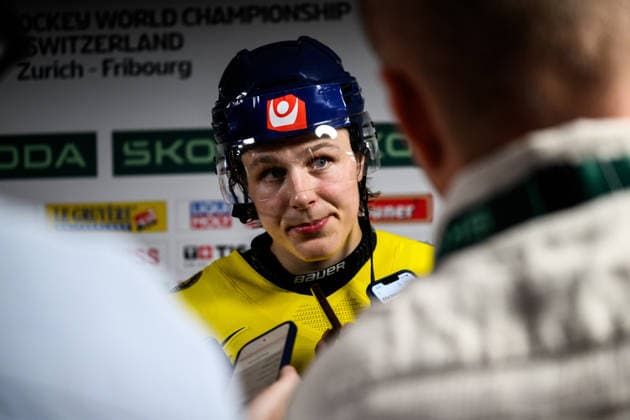 260528 Ivar Stenberg of Sweden is interviewed in the mixed zone after the 2026 IIHF Ice hockey, Eishockey World Championship, WM, Weltmeisterschaft quarterfinal match between Switzerland and Sweden on May 28, 2026 in Zürich. Photo: Jesper Zerman BILDBYRAN kod JZ JZ0733 ishockey ice hockey ishockey-vm 2026 vm 2026 iihf world championship kvartsfinal quarterfinal quarterfinals switzerland schweiz sverige sweden bbeng Copyright: JESPERxZERMAN BB260528JZ186