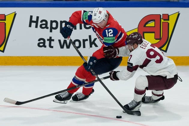 Fribourg, Switzerland - May 28 : Noah Steen of Norway Haralds Egle of Latvia battle for the puck (duel) during the 2026 IIHF Ice hockey, Eishockey World Championship, WM, Weltmeisterschaft Switzerland Quarter Final match between Norway and Latvia at BCF Arena on May 28 , 2026 in Fribourg, Switzerland.  Copyright: xGiuseppexVelletrix Sportspressphoto_SPR156421