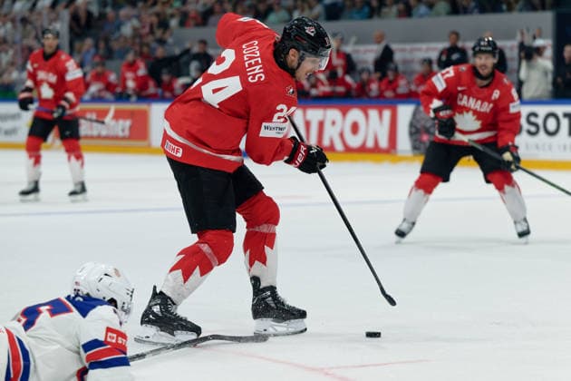 Fribourg, Switzerland - May 28 : Cozens Dylan of Canada in action (close up) under pressure of Tommy Novak of United States during the 2026 IIHF Ice hockey, Eishockey World Championship, WM, Weltmeisterschaft Switzerland Quarter Final match between Canada and United States at BCF Arena on May 28 , 2026 in Fribourg, Switzerland.  Copyright: xGiuseppexVelletrix Sportspressphoto_SPR156437