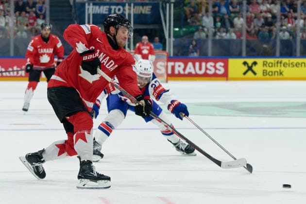 Fribourg, Switzerland - May 28 : Holloway Dylan of Canada shoots the puck (action) under pressure of Matt Coronato of United States during the 2026 IIHF Ice hockey, Eishockey World Championship, WM, Weltmeisterschaft Switzerland Quarter Final match between Canada and United States at BCF Arena on May 28 , 2026 in Fribourg, Switzerland.  Copyright: xGiuseppexVelletrix Sportspressphoto_SPR156446