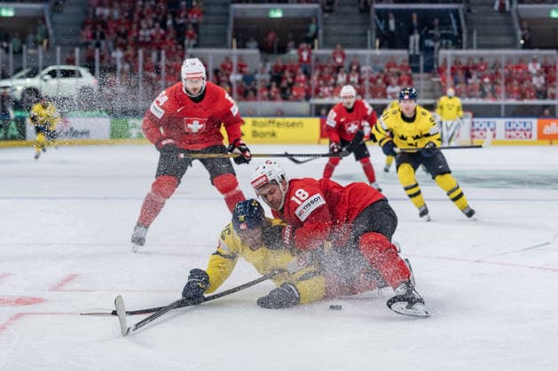 28 05 2026, Zurich, Swiss Life Arena, Ice hockey, Eishockey World Championships: Switzerland - Sweden, 15 Jack Berglund (Sweden), 18 Sven Jung (Switzerland) Zurich Swiss Life Arena Zurich Switzerland Copyright: xJustPictures.ch StefanxEmchx jp-de-StEm-DSC0156620260528