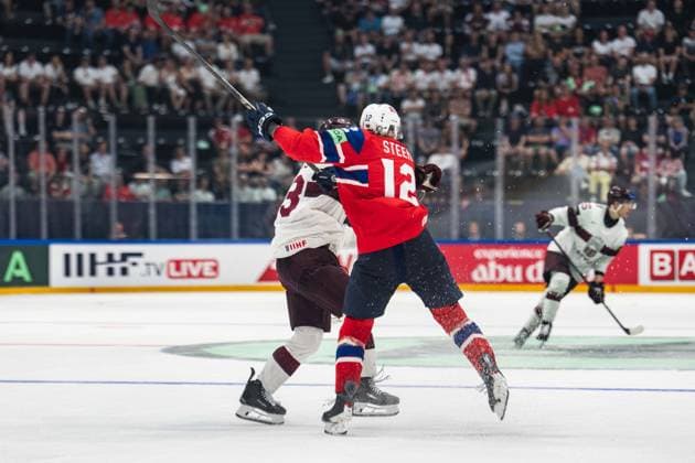 FRIBOURG, FRIBOURG - MAY 28: Sandis Vilmanis of Latvia battles with Noah Steen of Norway during the 2026 IIHF World Championship, WM, Weltmeisterschaft match between Norway and Latvia at BCF Arena on May 28, 2026 in Fribourg, Fribourg, Switzerland.  Copyright: xLivioxBaeriswylx xSPPx Sportspressphoto_SPR156459