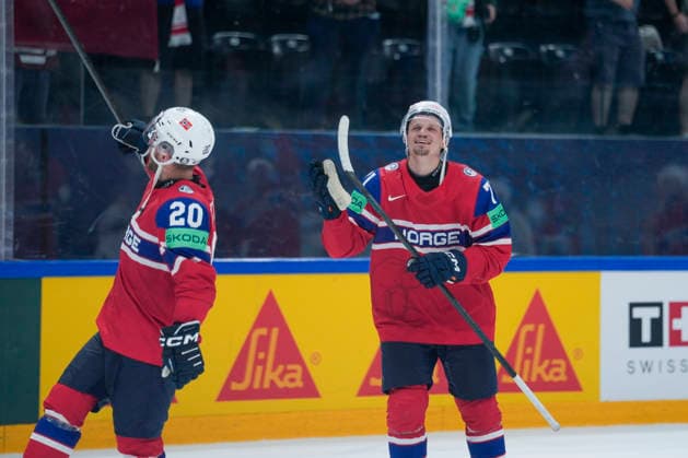 FRIBOURG, SWITZERLAND - MAY 28: Emilio Pettersen of Norway L) and Eskild BAKKE Olsen of Norway R) thanks the fans after the 2026 IIHF Ice hockey, Eishockey World Championship, WM, Weltmeisterschaft Switzerland game between Norway and Latvia at BCF Arena on May 28, 2026 in Fribourg, Fribourg. Fribourg BCF Arena Fribourg Switzerland Copyright: xJustPictures.ch JarixPestelaccix jp-en-EuSpIm-JP6_JAR_Norway_Latvia_28May2026_00230