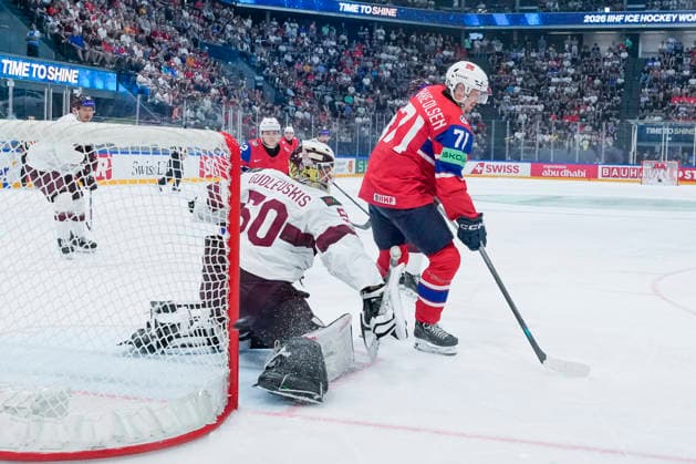 FRIBOURG, SWITZERLAND - MAY 28: Eskild BAKKE Olsen of Norway R) try to deflect a puck in front of goalkeeper Kristers Gudlevskis of Latvia L) during the 2026 IIHF Ice hockey, Eishockey World Championship, WM, Weltmeisterschaft Switzerland game between Norway and Latvia at BCF Arena on May 28, 2026 in Fribourg, Fribourg. Fribourg BCF Arena Fribourg Switzerland Copyright: xJustPictures.ch JarixPestelaccix jp-en-EuSpIm-JP6_JAR_Norway_Latvia_28May2026_00237
