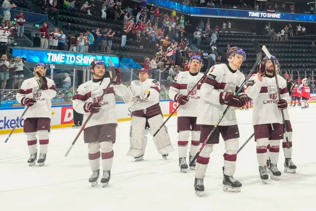 FRIBOURG, SWITZERLAND - MAY 28: Latvia, defeated by Norway, salutes and thanks its fans after the 2026 IIHF Ice hockey, Eishockey World Championship, WM, Weltmeisterschaft Switzerland game between Norway and Latvia at BCF Arena on May 28, 2026 in Fribourg, Fribourg. Fribourg BCF Arena Fribourg Switzerland Copyright: xJustPictures.ch JarixPestelaccix jp-en-EuSpIm-JP6_JAR_Norway_Latvia_28May2026_00242