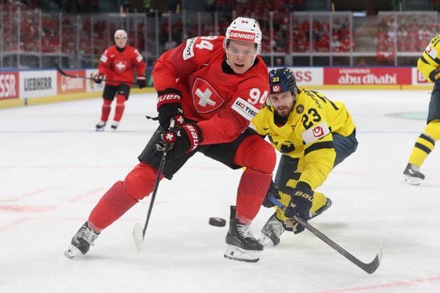 28.05.2026 Swiss Life Arena Zuerich , SCHWEIZ, Herren Eishockey IIHF World Championship, WM, Weltmeisterschaft Zurich 2026 Viertelfinal SUI - SWE Attilio Biasca (li,SUI) gegen Oliver Ekman-Larsson (SWE)