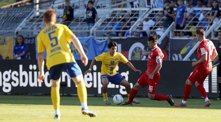 28.05.2026, xfsx, Herren, Fussball, Saison 2025 2026, Aufstiegsspiele zur 3. Liga, Play-Offs: 1. FC Lokomtive Leipzig - FC Wuerzburger Kickers v.li.: Lukas Wilton (1. FC Lokomotive Leipzig), Eren oeztuerk (1. FC Lokomotive Leipzig), Peter Kurzweg (FC Wuerzburger Kickers), Martin Thomann (FC Wuerzburger Kickers) Leipzig Bruno-Plache-Stadion Sachsen Deutschland